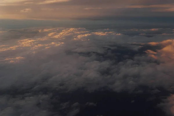 Небо с облаками на закате изнутри пейзажа самолета — стоковое фото
