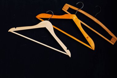 arka plan üzerinde elbise için birçok askıları