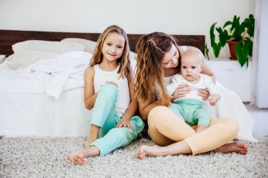 Üç kızlar kız yatak odasında oyun Sabahları seviyorum