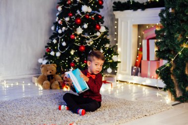 küçük çocuk Noel hediyeleri yeni yıl Noel ağacı Garland açar