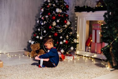 küçük çocuk Noel hediyeleri yeni yıl Noel ağacı Garland açar