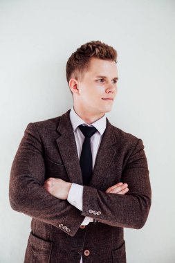 Ofisteki bir iş adamı iş portresi yapıyor.