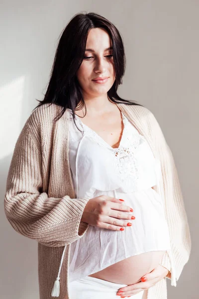 Porträtt av vacker gravid kvinna innan förlossning familj — Stockfoto