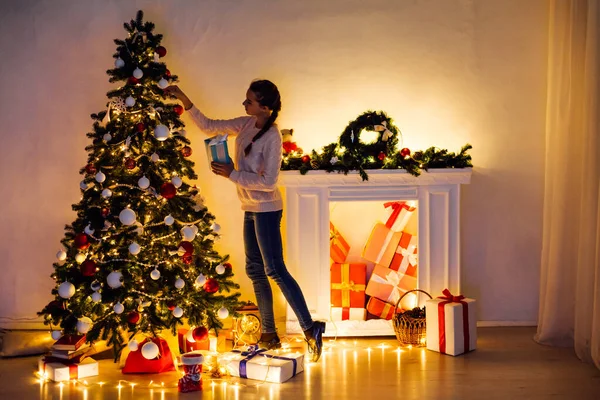 Kobieta ozdabia choinkę girlandy światła nowy rok prezenty wakacje biały wystrój domu — Zdjęcie stockowe