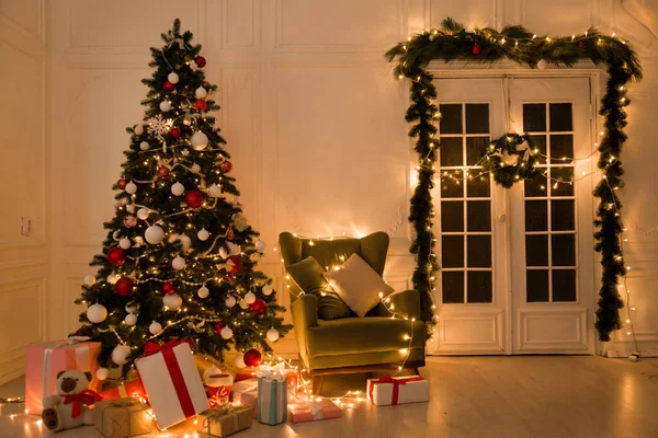 Χριστουγεννιάτικο δέντρο με δώρα, σπίτι διακόσμηση χειμώνα Πρωτοχρονιά φώτα γιρλάντα — Φωτογραφία Αρχείου