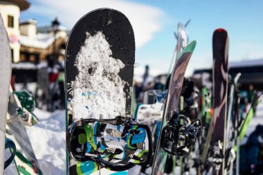 Kayak ve snowboard kayak resort tatil arka plan üzerinde