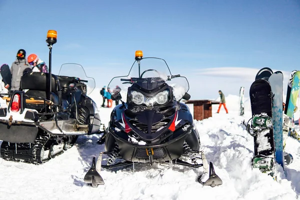 スキー場での雪レーサー レース リゾート、スノーボード — ストック写真