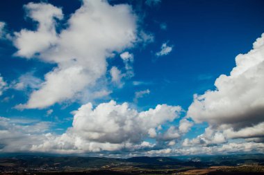 Mavi gökyüzü beyaz bulut dağ manzara z