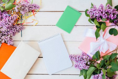 defter leylak hediye yalan beyaz masa üzerine