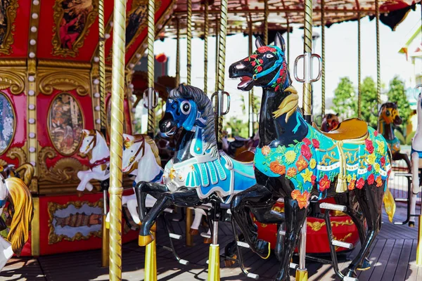 公園内の馬のアトラクションで子供のカルーセル — ストック写真