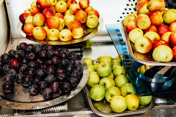 Fresh fruit plates on the table lay a restaurant kitchen — Stock Photo, Image