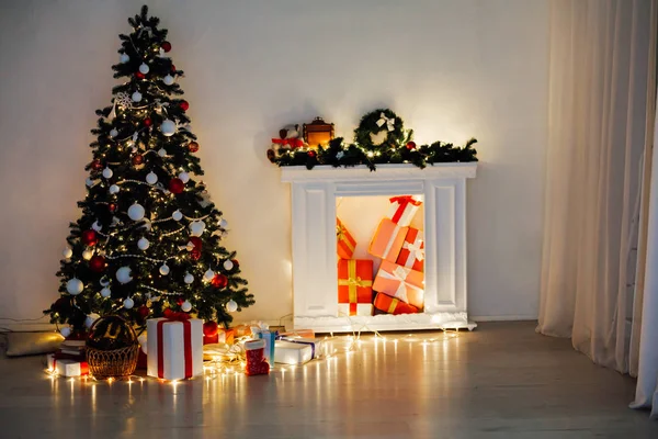 新年のホリデー ギフトで飾られたクリスマス ツリー ライト花輪と — ストック写真