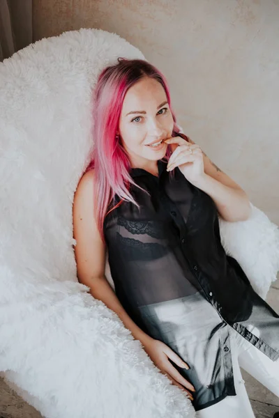 Retrato de mulher elegante bonita com cabelo rosa — Fotografia de Stock