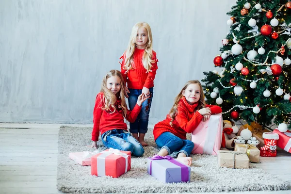 Três meninas loiras irmãs namoradas presente ano novo árvore feriado Natal — Fotografia de Stock