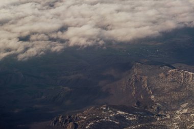 dağlar ve kuş uçuş yüksekliği bulutlar