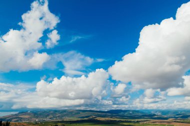 Mavi gökyüzü beyaz bulut dağ manzara z