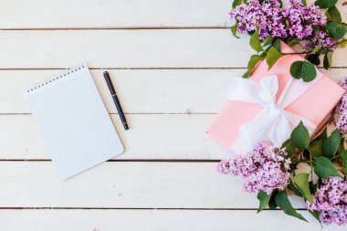 Beyaz masaya yatıyor leylak, Hediyelik, defter