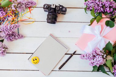 Beyaz masa leylak, dizüstü bilgisayar, kamera, akıllı telefon