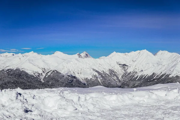 Снежные горы, голубое небо — стоковое фото