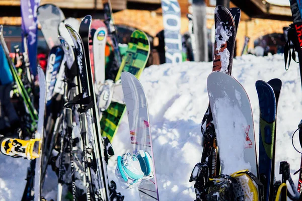 Snowboards alpinos inverno esportes resort montanhas de neve , — Fotografia de Stock