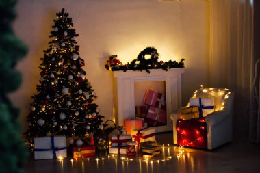 Işıklar ışık Garland ve yeni yıl hediyesi ile Noel ağacı