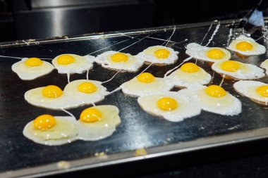 Kızarmış ve haşlanmış yumurta omlet kahvaltı mutfak