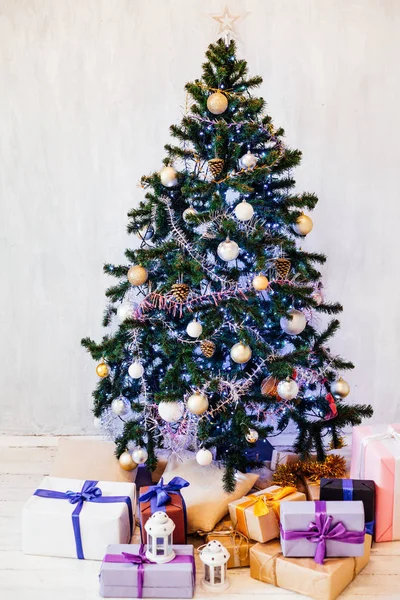 Árvore de Natal luzes de guirlanda ano novo presentes de férias decoração de casa branca — Fotografia de Stock