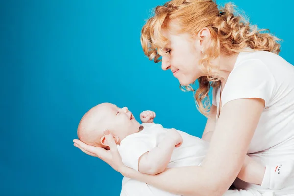 Egy anya portréja egy babával a karjában a fiáról. — Stock Fotó