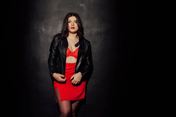 Толстая женщина в красном нижнем белье в черной комнате — стоковое фото