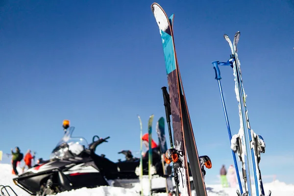 Snowboard alpino estación de deportes de invierno cielo azul estación de esquí de invierno — Foto de Stock