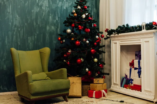 Noel ağacında hediyeler, dekorasyon, yeni yıl ışıkları, çelenkler. — Stok fotoğraf