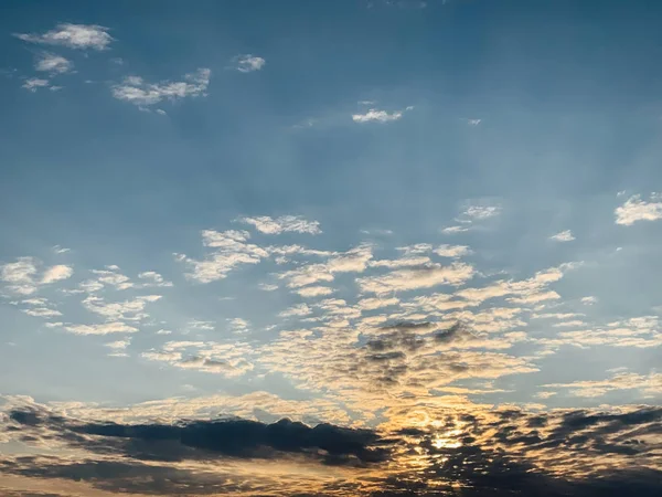 Indah matahari terbenam biru langit oranye dengan awan — Stok Foto