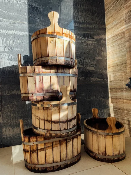 Un montón de cubos de madera para baño sauna spa — Foto de Stock
