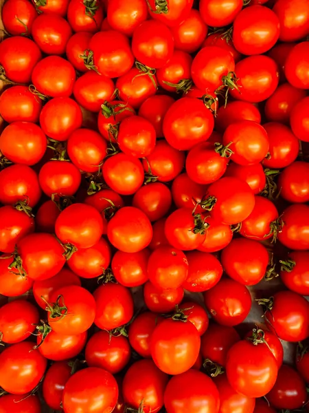 Viele rote reife Tomaten zum Essen von Gemüse wie Hintergrund — Stockfoto