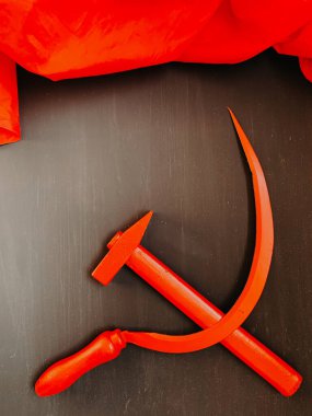 Rusya 'nın Sovyetler Birliği tarihinin kırmızı orak ve çekiç sembolü.
