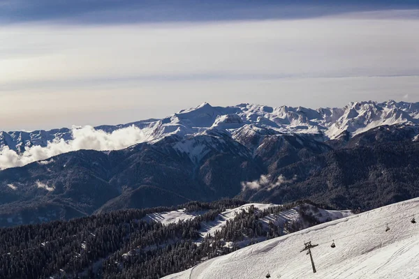 Neige montagnes, ciel bleu station de ski d'hiver — Photo