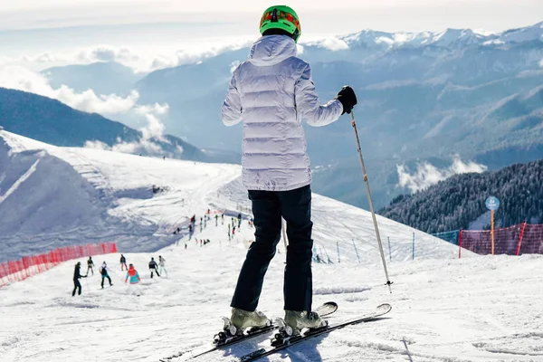 Сніговий гірськолижний курорт на схилі гори для сноубордистів — стокове фото