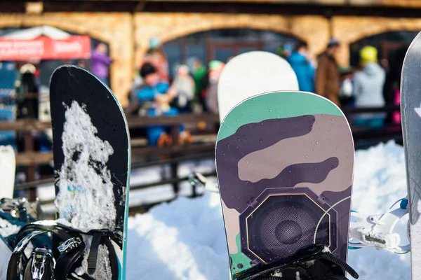 Esquis e snowboards no fundo das férias estação de esqui — Fotografia de Stock