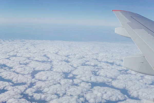 Křídlo, modrá obloha a mraky na cestě — Stock fotografie