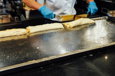 Kızarmış ve haşlanmış yumurta omlet kahvaltı mutfak