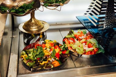 Aromatik baharatlar ile Restoran mutfağında taze sebze