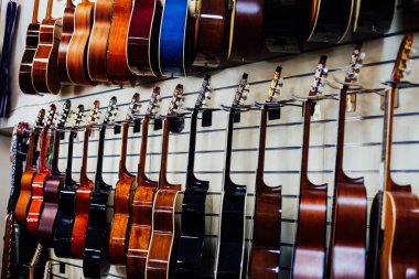 birçok gitar müzik aletleri b n mağaza içi