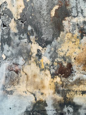 Eski, taş duvar yapısı, çatı katı arka planı.