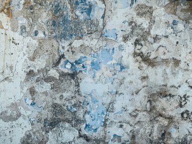 Eski, taş duvar yapısı, çatı katı arka planı.