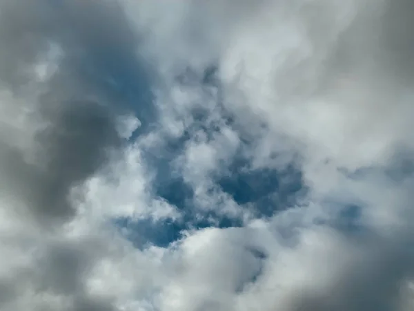 Blauer Himmel mit weißgrauen Wolken als Hintergrund — Stockfoto