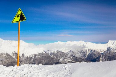 Yükseklik karlı dağlarda kayak resort işareti q