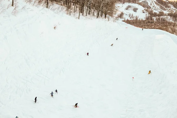 Σκιέρ και snowboarders στην πίστα χιονιού χιονοδρομικό κέντρο — Φωτογραφία Αρχείου