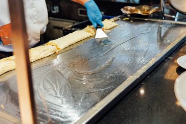 Kızarmış ve haşlanmış yumurta omlet kahvaltı mutfak