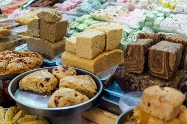 Mağaza içinde belgili tanımlık çarşı ürünlerde oryantal tatlılar