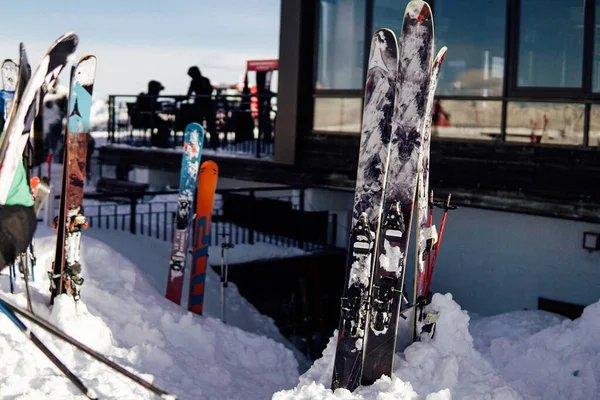 Alpejskim narty i deski snowboardowe w śniegu ski resort vacation travel — Zdjęcie stockowe